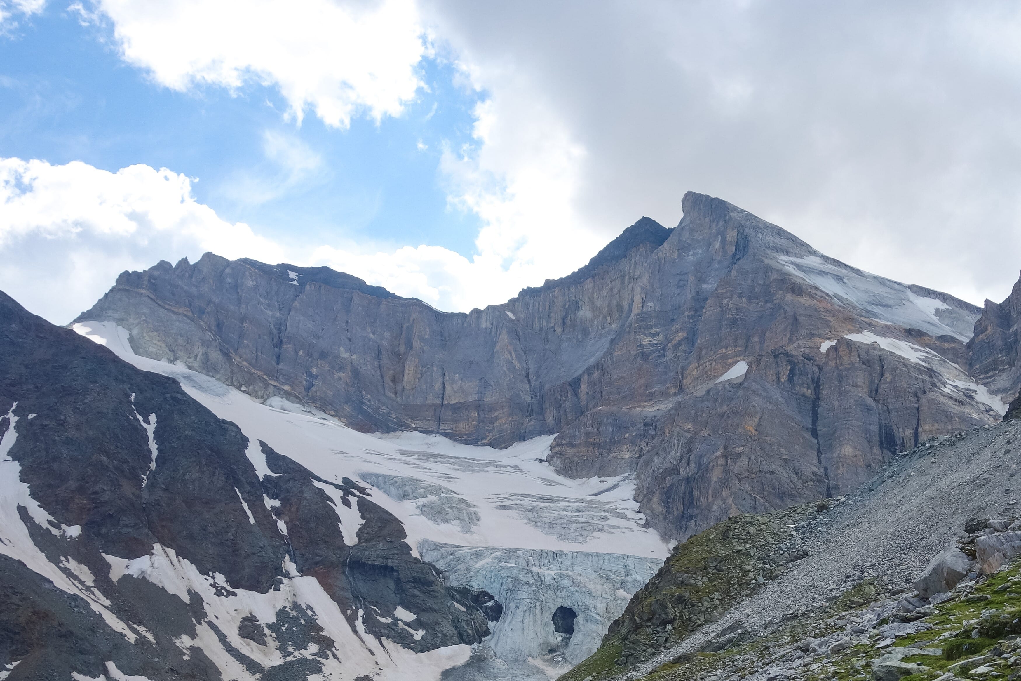 Üssers Barrhorn 3610m: Wanderung und Skitour im Antlitz des Bishorn