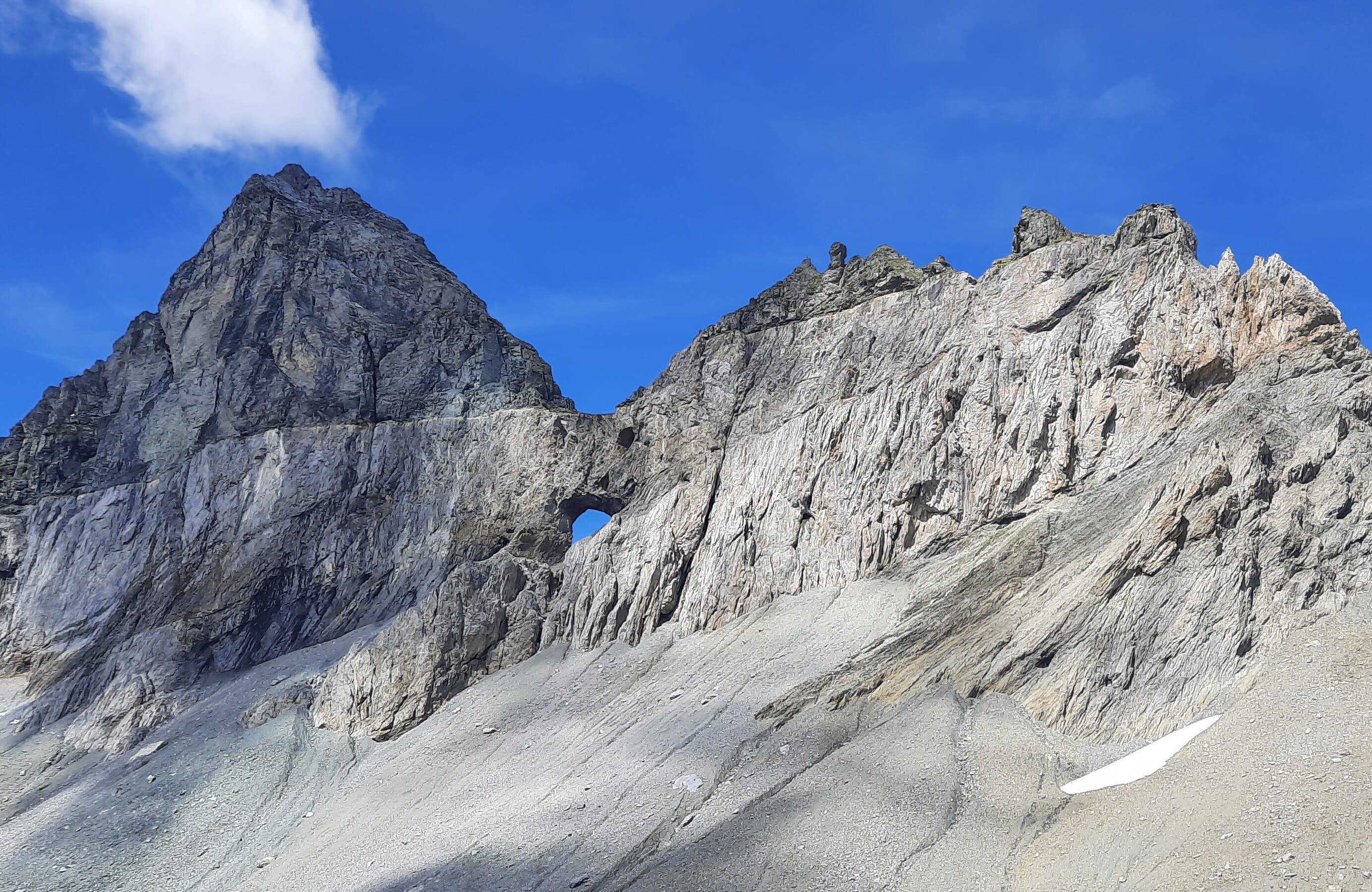 Martinsloch 2677m: Felsenfenster bei Elm in der Tektonikarena Sardona