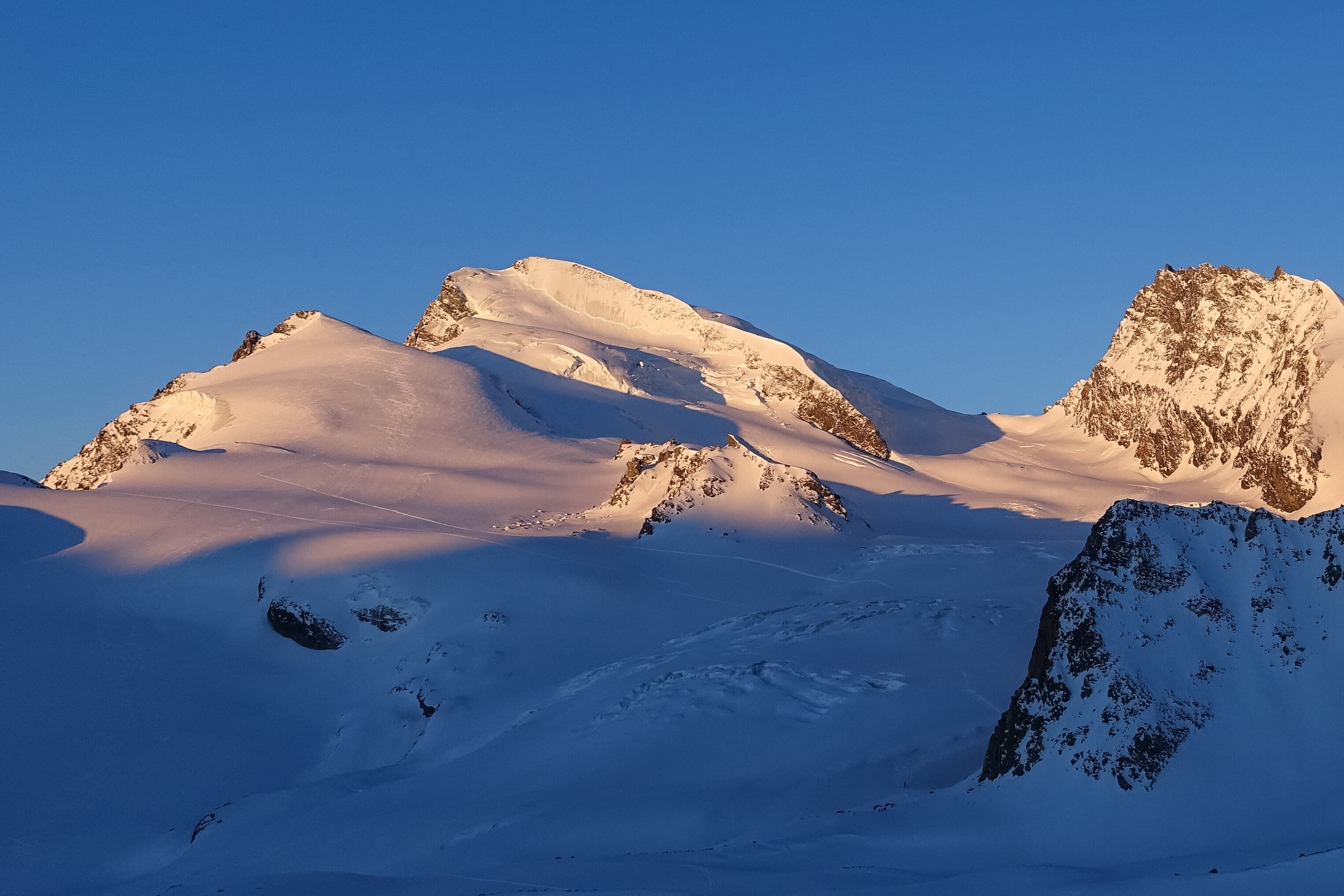 Strahlhorn 4190m: Walliser 4000er zwischen Saas Fee und Zermatt