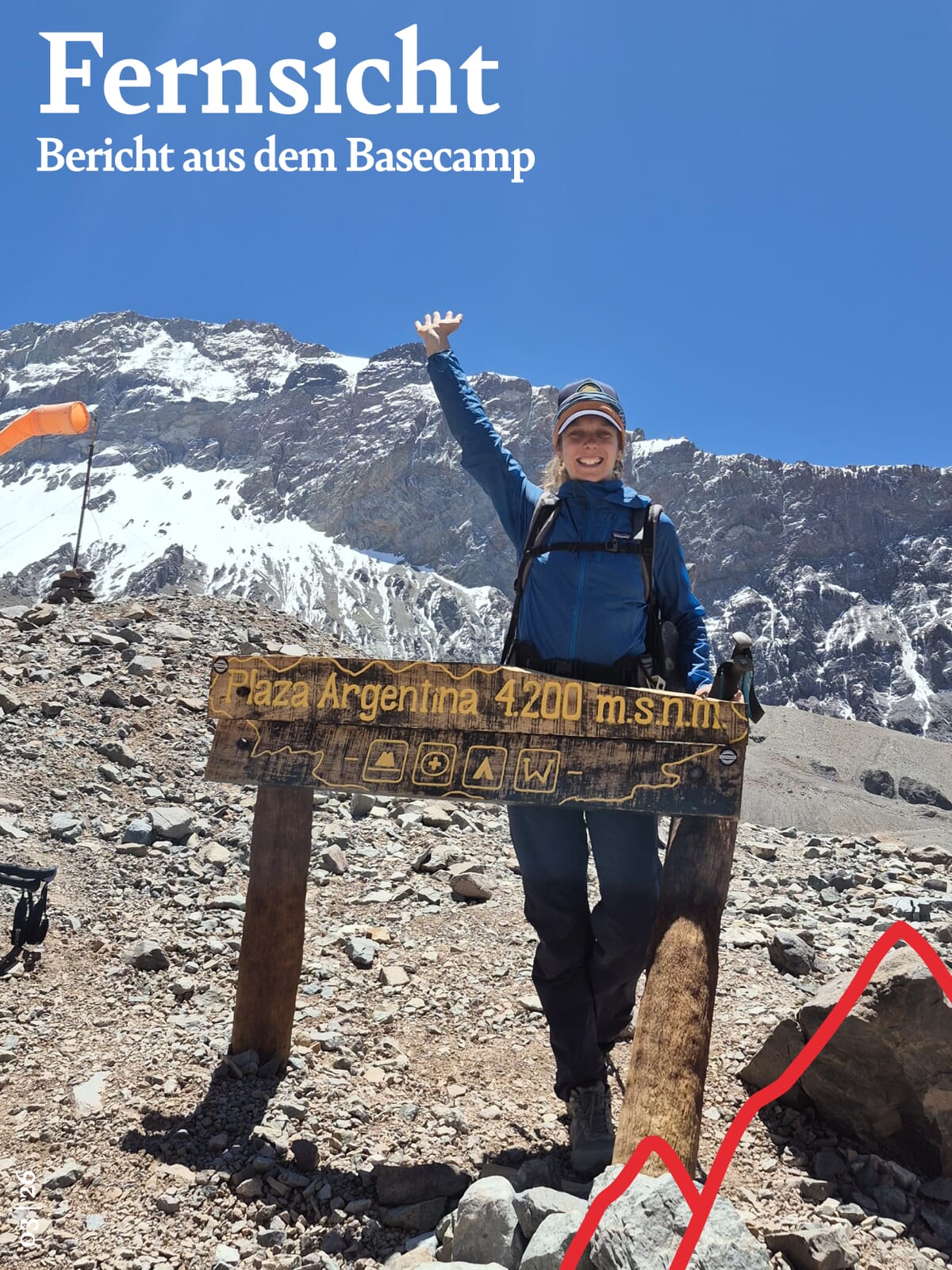 Produktmanagerin Angela im Basecamp Plaza Argentina, Andengebirge im Hintergrund