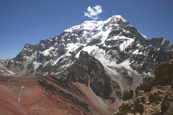 Aconcagua mit verschiedenfarbigen Felsen und Schneehaube