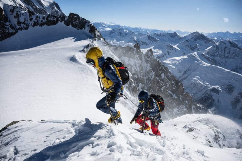 Sportlerin in Outdoor-Bekleidung der Marken La Sportiva Haglöfs und Devold