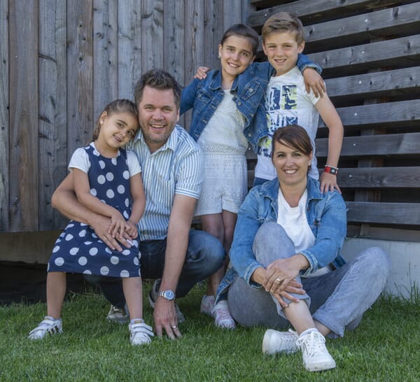 Familienfoto: Hotel Glocke-Besitzerpaar mit drei Kindern Familienfoto: Hotel Glocke-Besitzerpaar mit drei Kindern