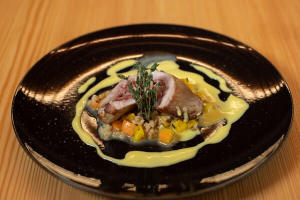 Teller mit stilvoll angerichtetem Hauptgang im Hotel Glocke Goms