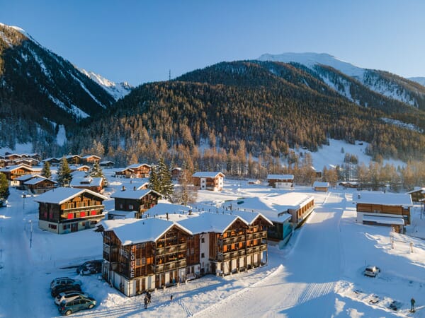 Hotel Glocke Goms Aussenansicht im Winter