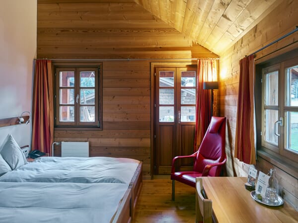 Gloggä Doppelzimmer im Hotel Glocke Goms mit viel Holz und heimeligem Ambiente