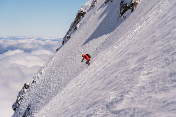 Skitourengeher während einer steilen Abfahrt im Gelände in Chile