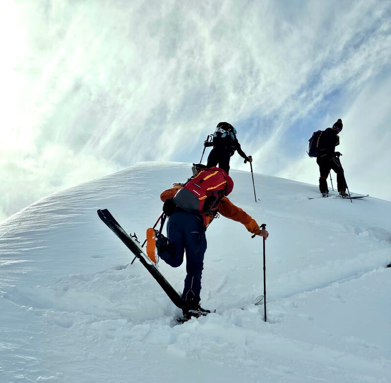 Skitourengeher während der Spitzkehre im Aufstieg