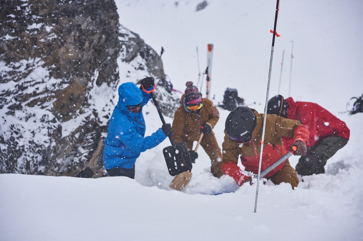 Lawinenkurs im Gelände | Personen mit Lawinenschaufeln und Sonden