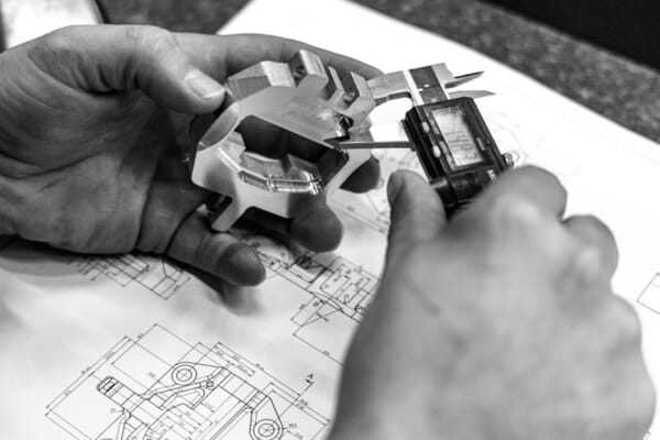 Präzisionsarbeit während der Fabrikation der Selun Skitouren-Bindung