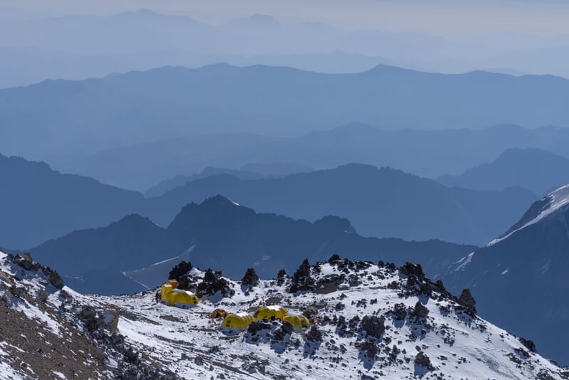 Basecamp mit Aussicht auf die umliegenden Bergen, Expeditionszelte
