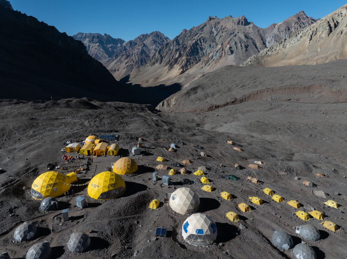 Das Basecamp mit Kuppelzelten, Hintergrund Bergwelt