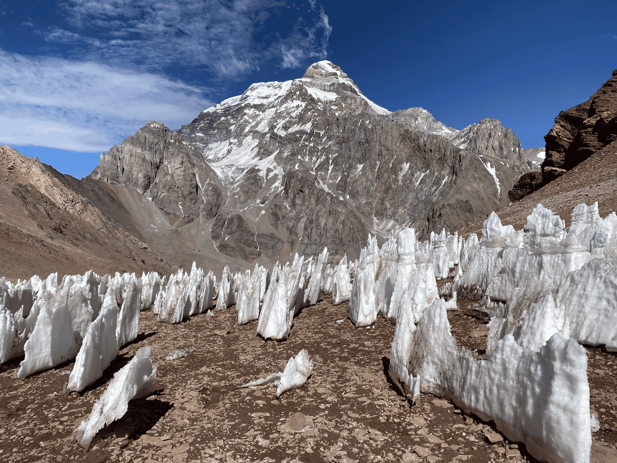 Blick auf Aconcagua mit Schneehauben im Vordergrund