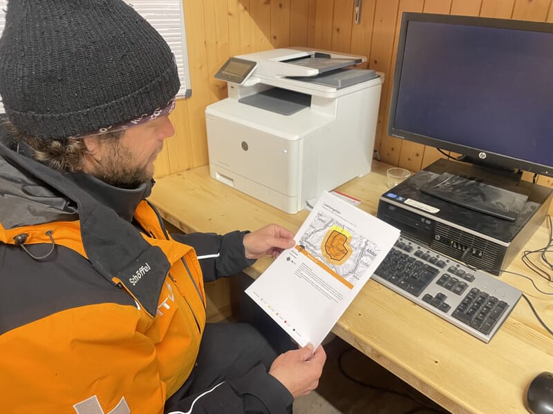 Julian im Büro, wichtige Beobachtungen und Messungen zur Lawinensituation werden im Computer eingegeben