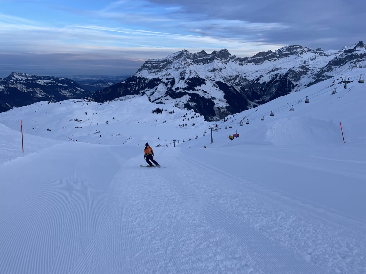 Abfahrt auf der menschenleeren Piste ins Tal nach Engelberg, Pistendiesnt