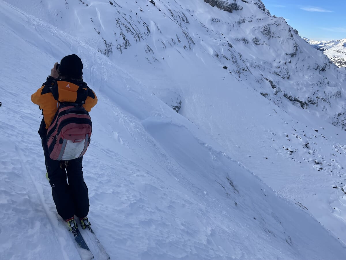 Beobachtungen im Gelände des Gebiets Engelberg-Titlis, Lawinensituation, Aufnahmen machen