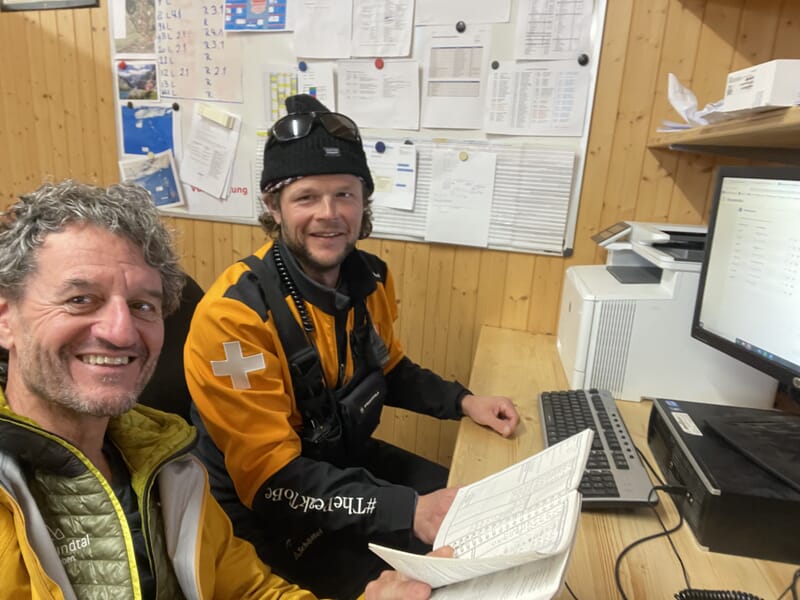 Jürg und Julian im Pistenpatrouilleur Büro, Besprechung der Messungen im Gelände