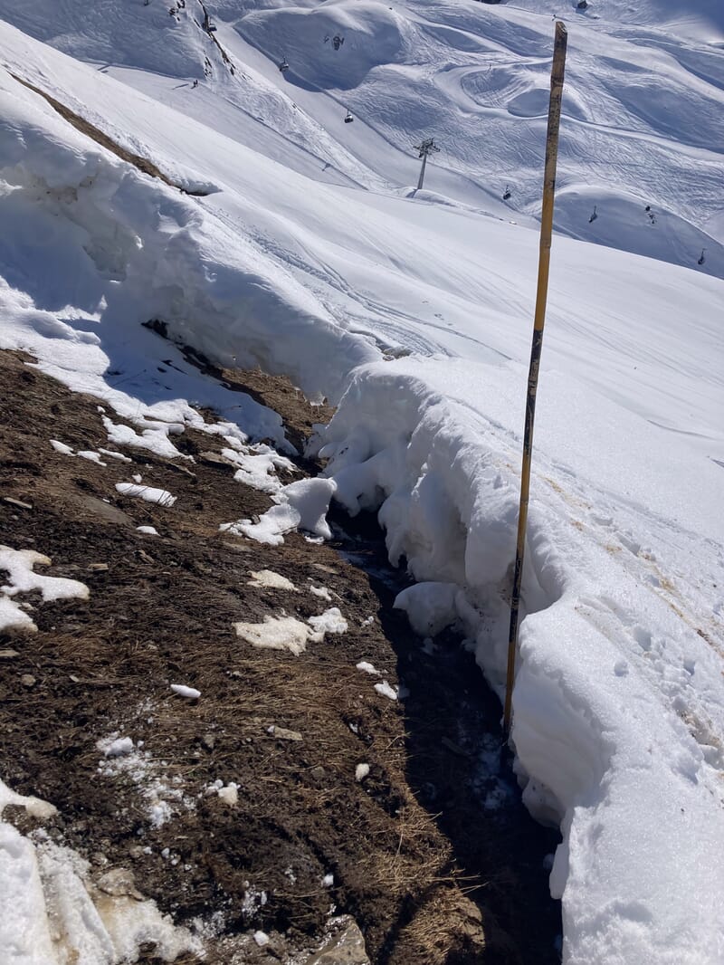 Ein Gleitschnee Anriss wird vermessen und analysiert, Schnee rutscht auf der Wiese, Skigebiet Engelberg-Titlis