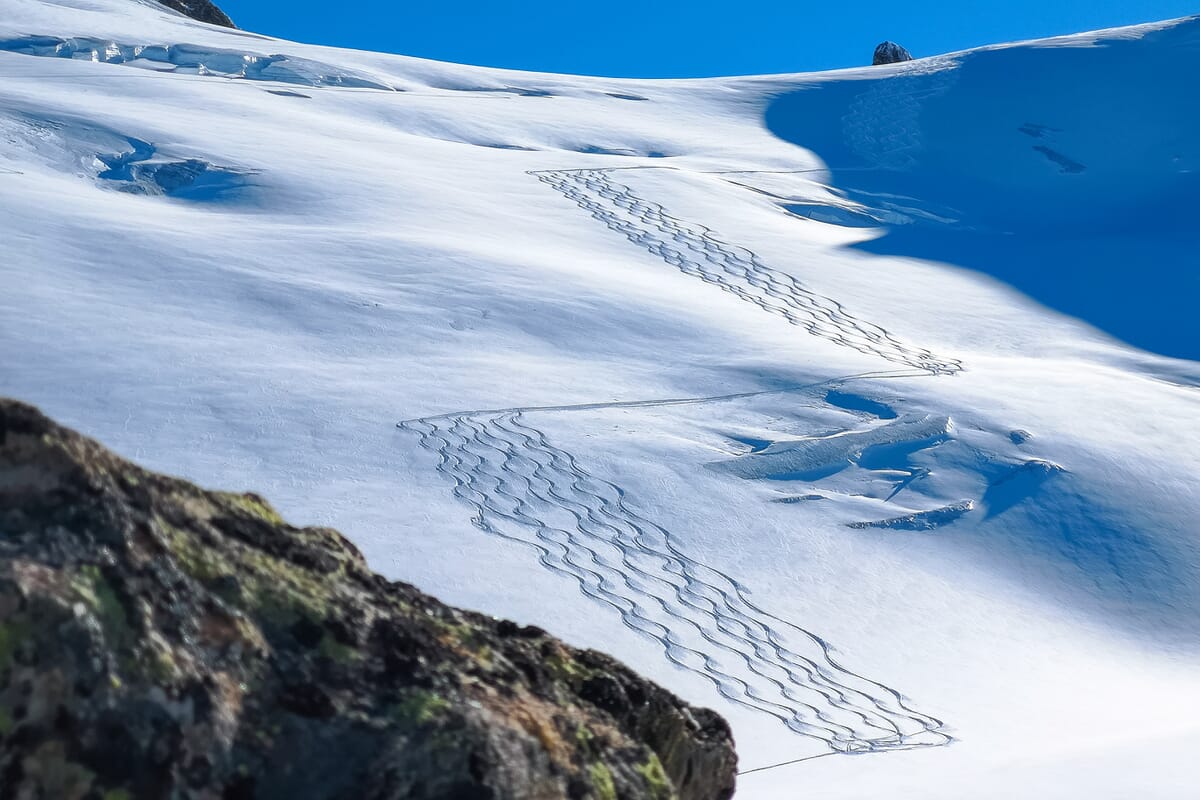 Spuren im Schnee, frischer Pulverschnee, Wintertouren