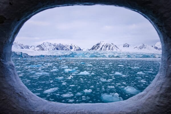 Blick aus dem Bug auf Eisschollen und Schneeberge