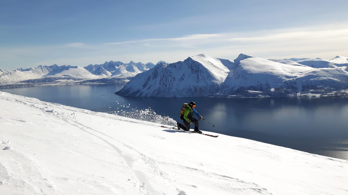 Telemarkfahrer auf der Abfahrt Richtung Meer - Lyngen Alps