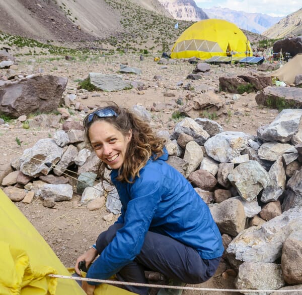 Angela baut ein Schlafzelt auf im Basecamp