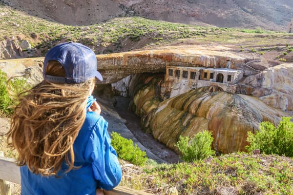 Angela blickt auf die Punete de Inca vom Basecamp Puente de Inca