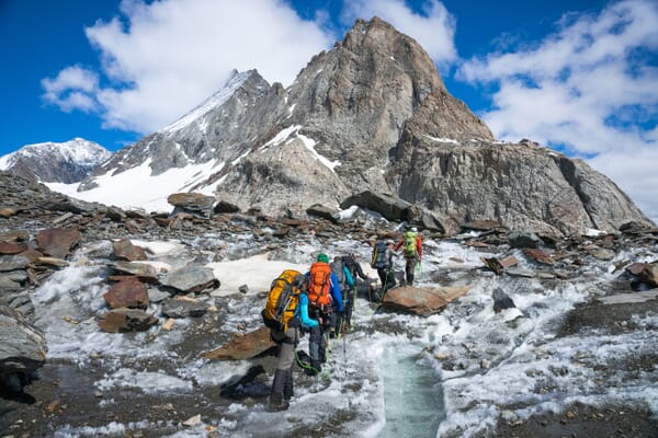 Gruppe unterwegs im vergletscherten Gebiet der Mutthornhütte