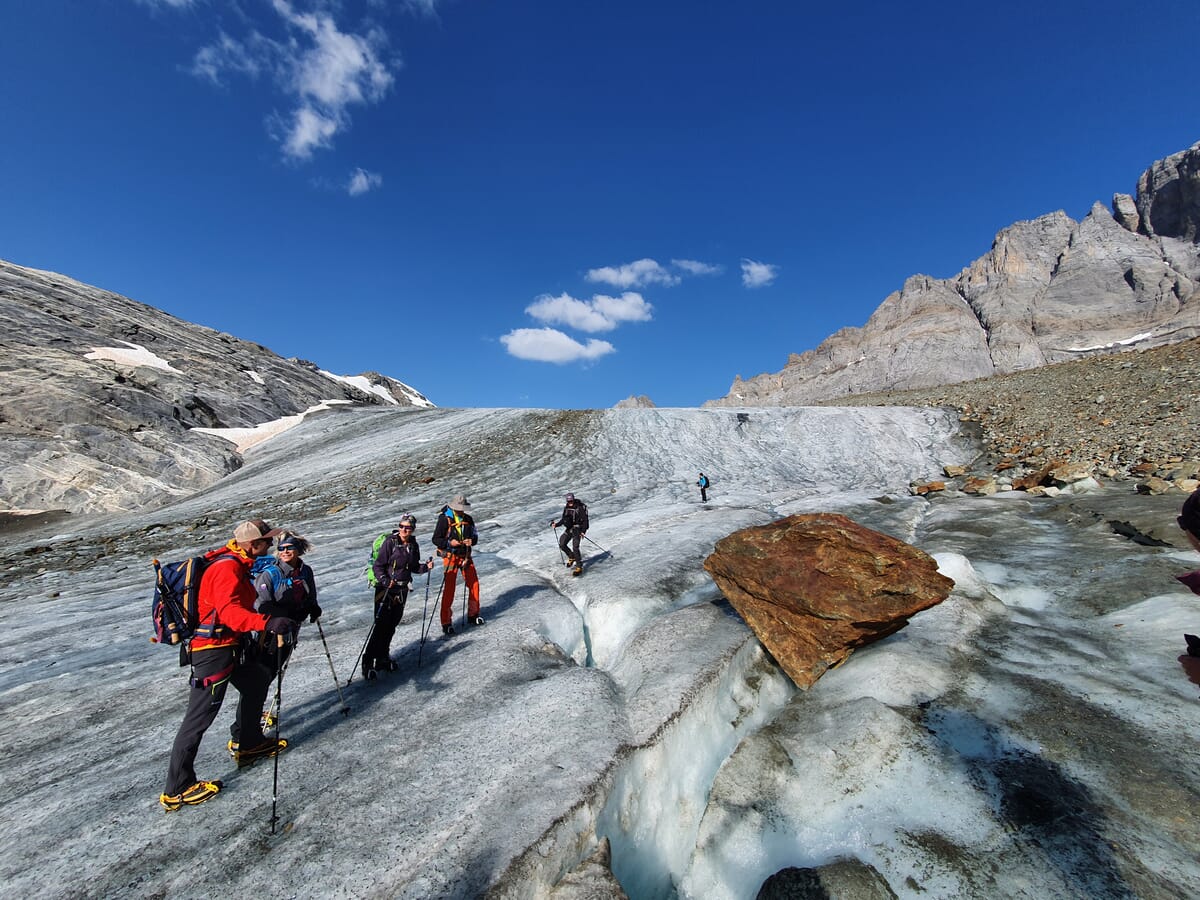 Gruppe mit Bergführer auf dem Gletscher im Gebiet der Mutthornhütte