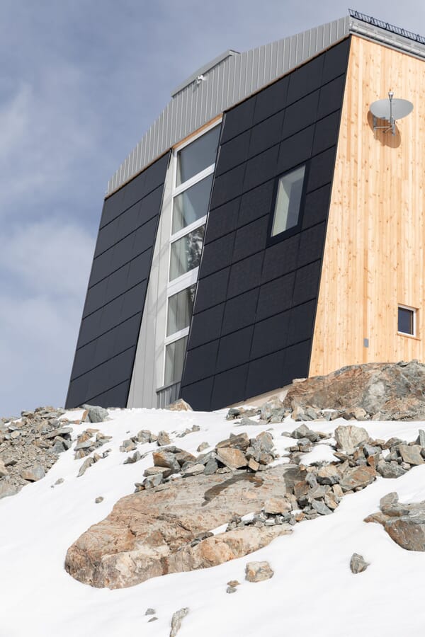 Die neue Mutthornhütte Westansicht mit Solarpanels