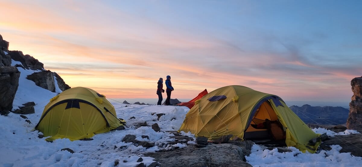 Abendstimmung im Basecamp der Expeditionsvorbereitung in den Urner Alpen Schweiz