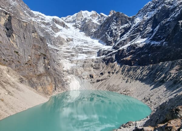 Mera Peak Trekking | Hochgebrigslandschaft mit Gletschersee im Vordergrund