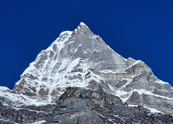 Mera Peak Gipfel mit etwas Schnee