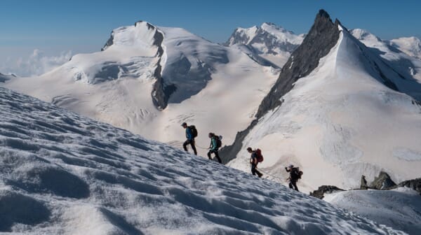 Gruppe im Aufstieg während der 4000er Trainiingswoche Wallis