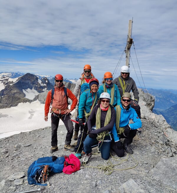 Gruppe Bergsteiger auf dem Tödi mit Ausrüstung.