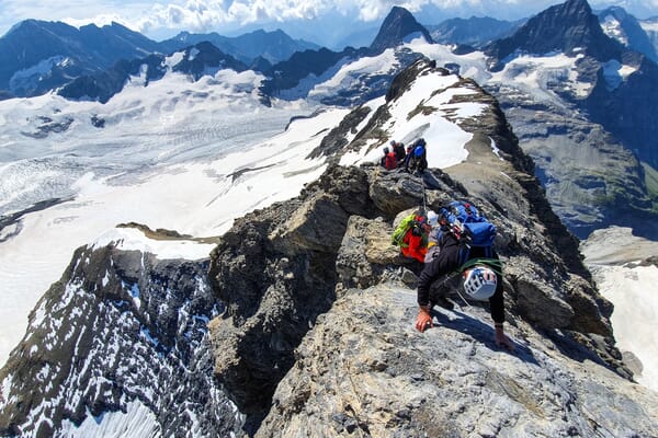 Bergsteiger auf Grat am Schärhorn mit Aussicht.