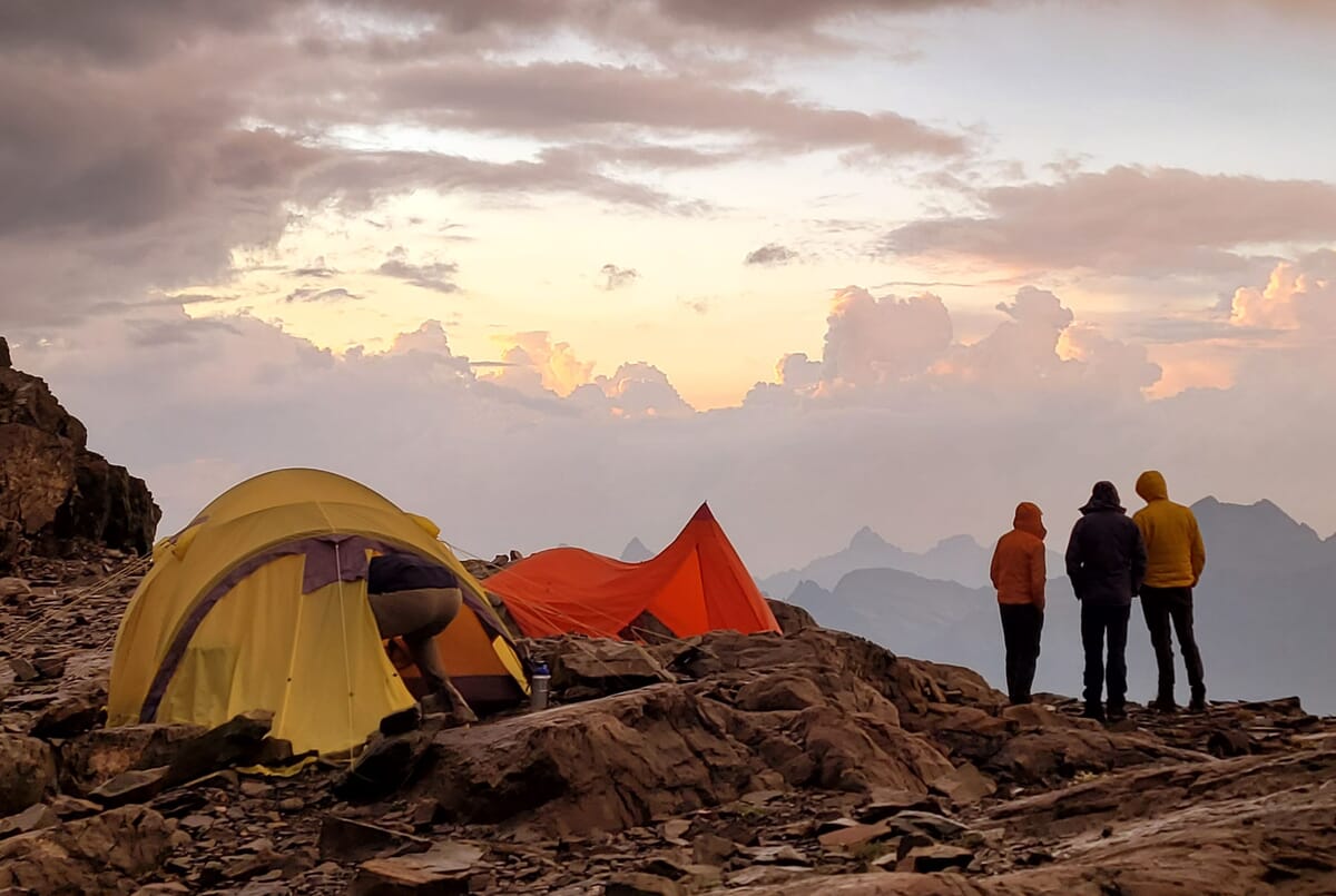 Drei Personen schauen in die Ferne | Basecamp, Expeditionsbergsteigen mit Berg+Tal