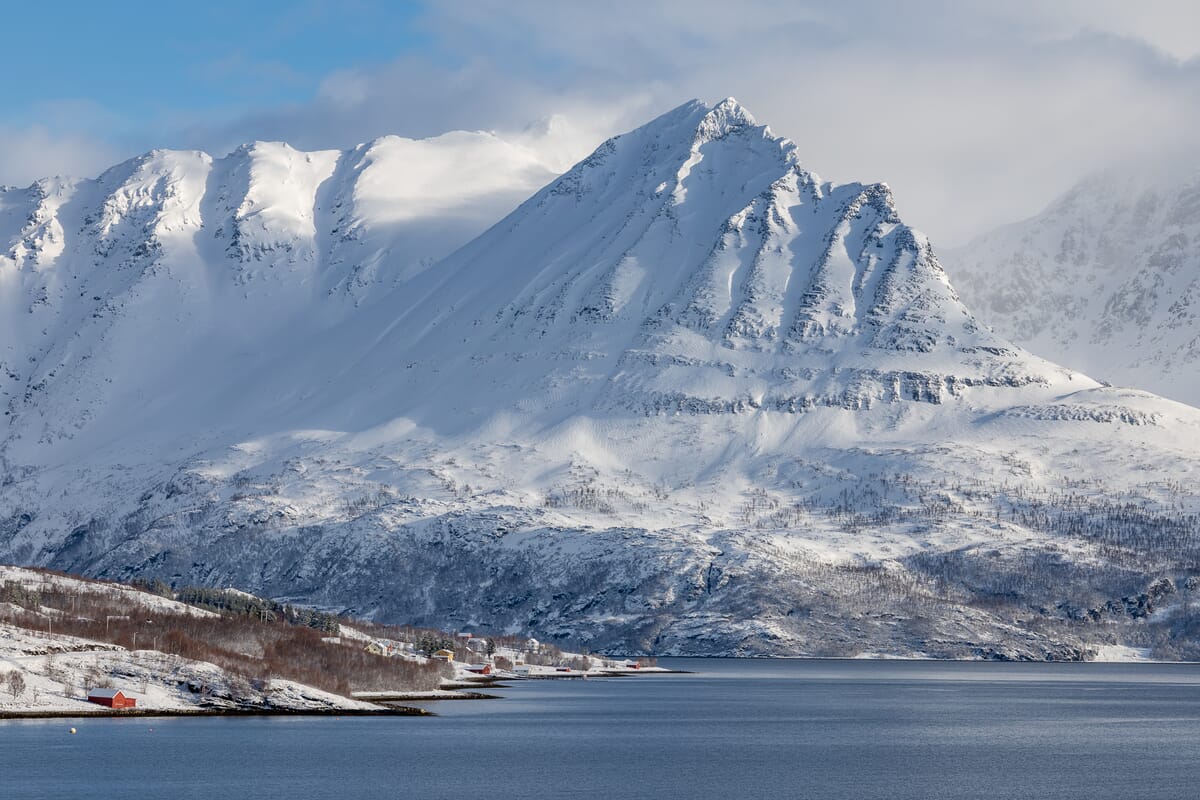 Skitourenreise Norwegen, Fjord, weisse Gipfel