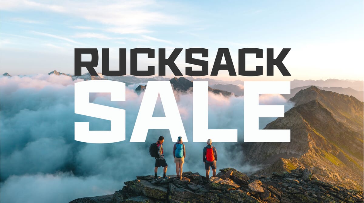Leute auf Berg mit "Rucksack Sale"-Text.