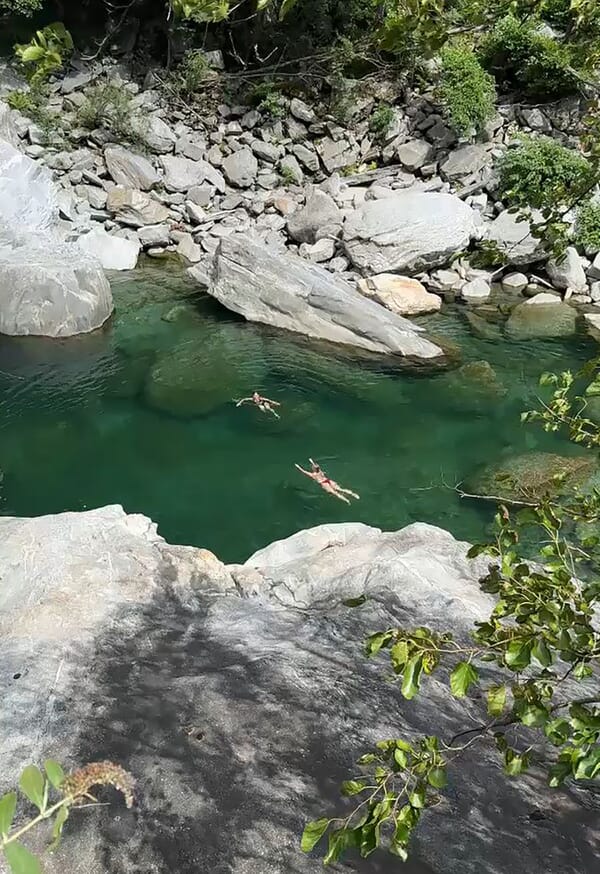 Abkühlung im glasklaren Wasser der Maggia