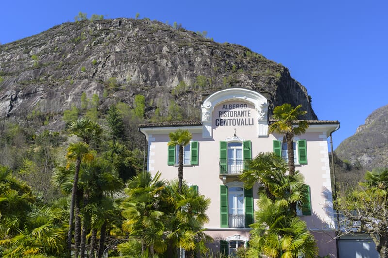Unterkunft Albergo Ristorante Centovalli mit Felswand im Hintergrund