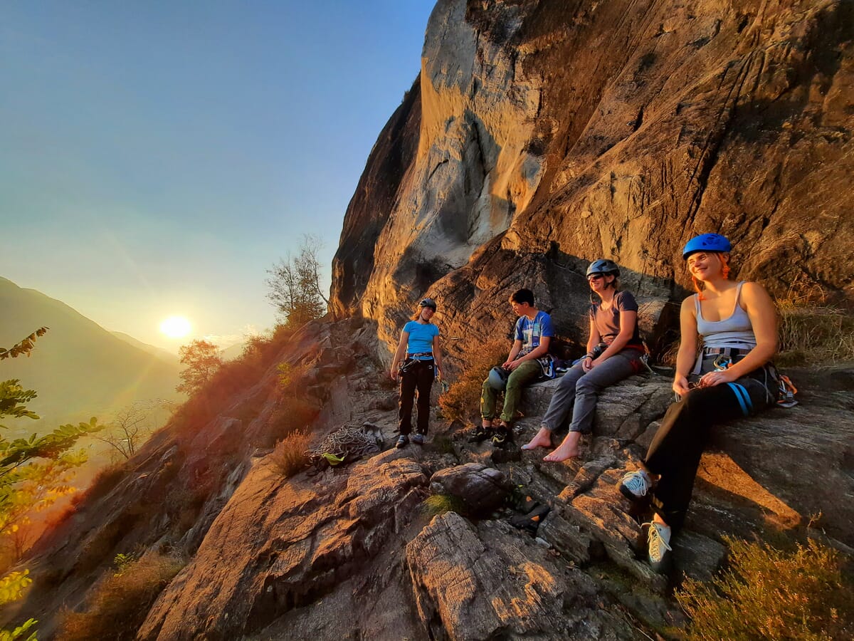 Klettergruppe macht Pause auf Felsband und geniesst Abendstimmung