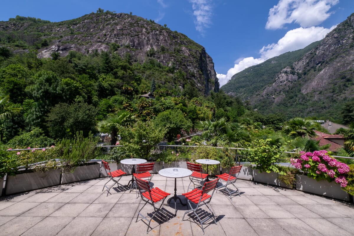 Terrasse des Albergo Ristorante Centovalli mit Blick auf die Klettergebiete um Ponte Brolla