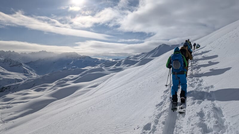 Splitboard Tourengeher auf dem Aufstieg, Splitboards, Im Hintergrund Bergwelt