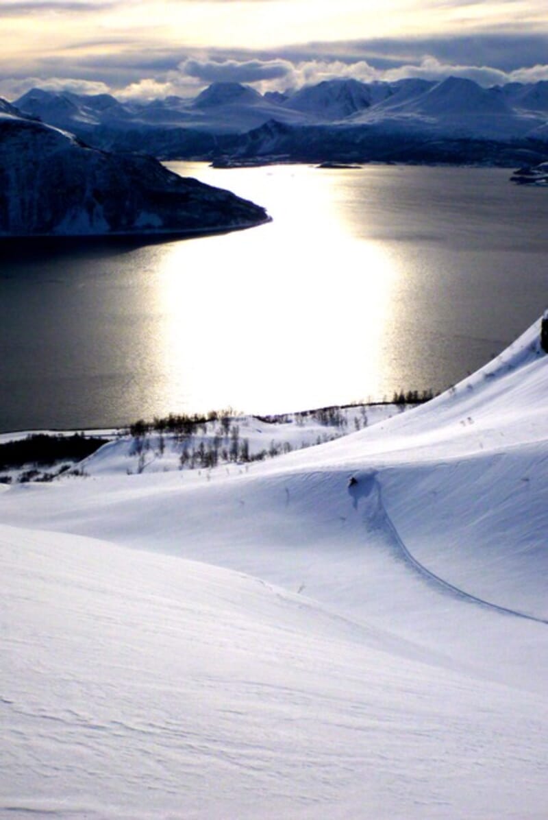 Abfahrt auf Splitboardtour, Aussicht auf den See und im Vordergrund Pulverschnee, Snowboard Abfahrt