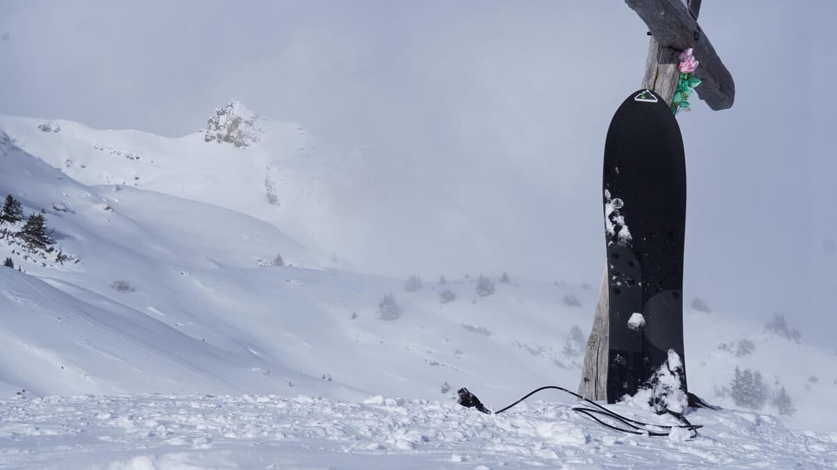 Powsurfen, das Powsurf ist sichtbar, surfen im Schnee, verschneite Landschaft