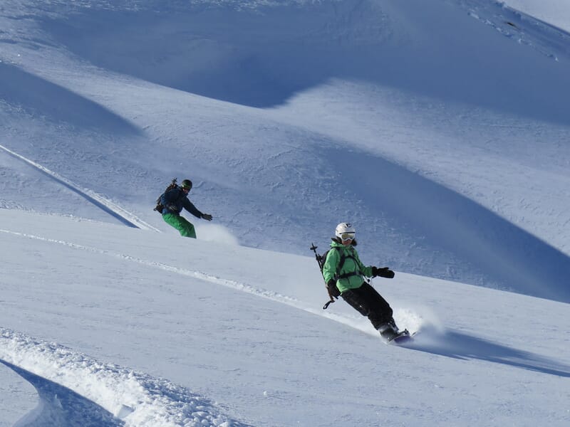 Zwei Snowboarder auf der Abfahrt, Snowboarden im Berner Oberland Zwei Snowboarder auf der Abfahrt, Snowboarden im Berner Oberland