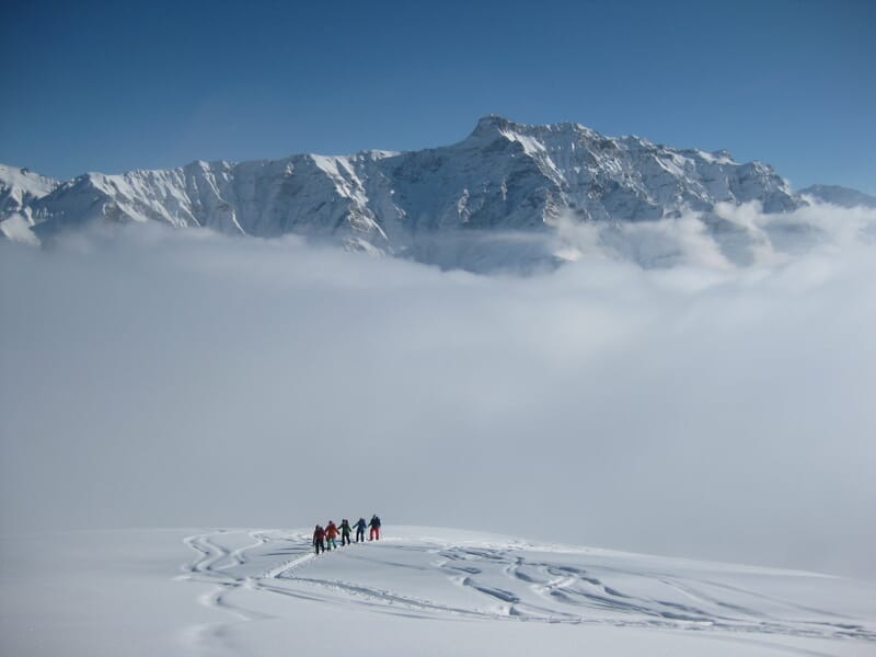 Snowboard Touren im Safiental in Graubünden, eine Gruppe Splitboarder im Aufstieg, Hintergrund massive Berge Snowboard Touren im Safiental in Graubünden, eine Gruppe Splitboarder im Aufstieg, Hintergrund massive Berge