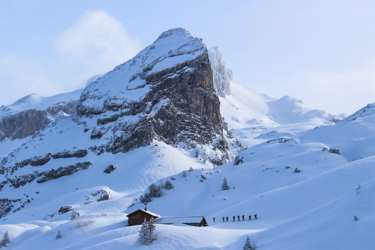 Tourengänger im Aufstieg, Skitouren ab Hütte, Lidernengebiet, verschneite Landschaft