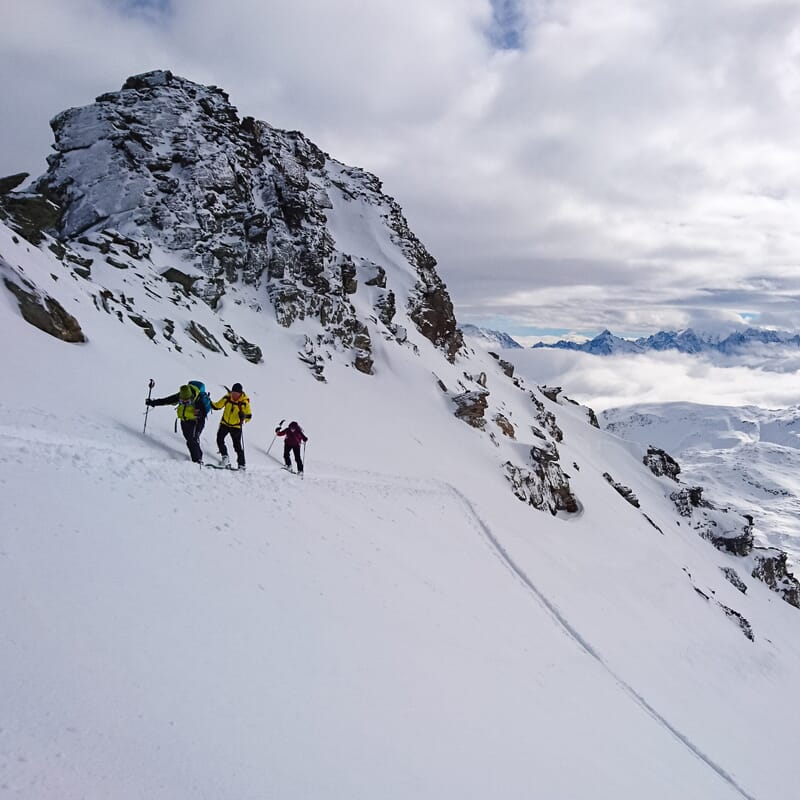 Skitouren Kurse: Skitourengeher im Aufstieg, Aufstiegsspur, Tiefschnee, Gipfellandschaft